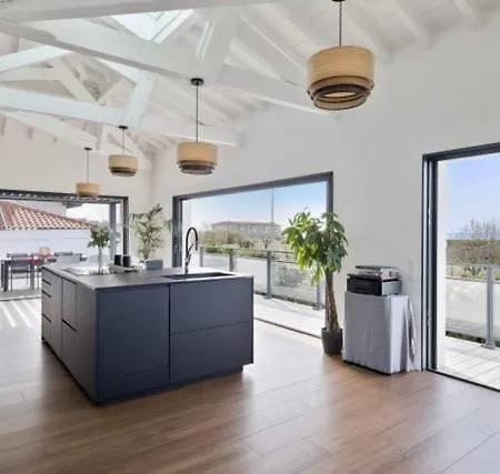 Beautiful New Ocean Facing Villa *