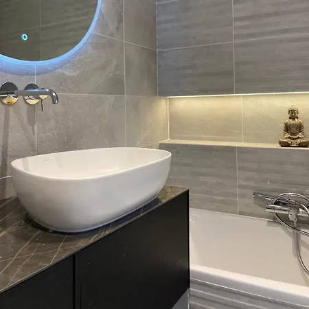 Beautiful New Ocean Facing *